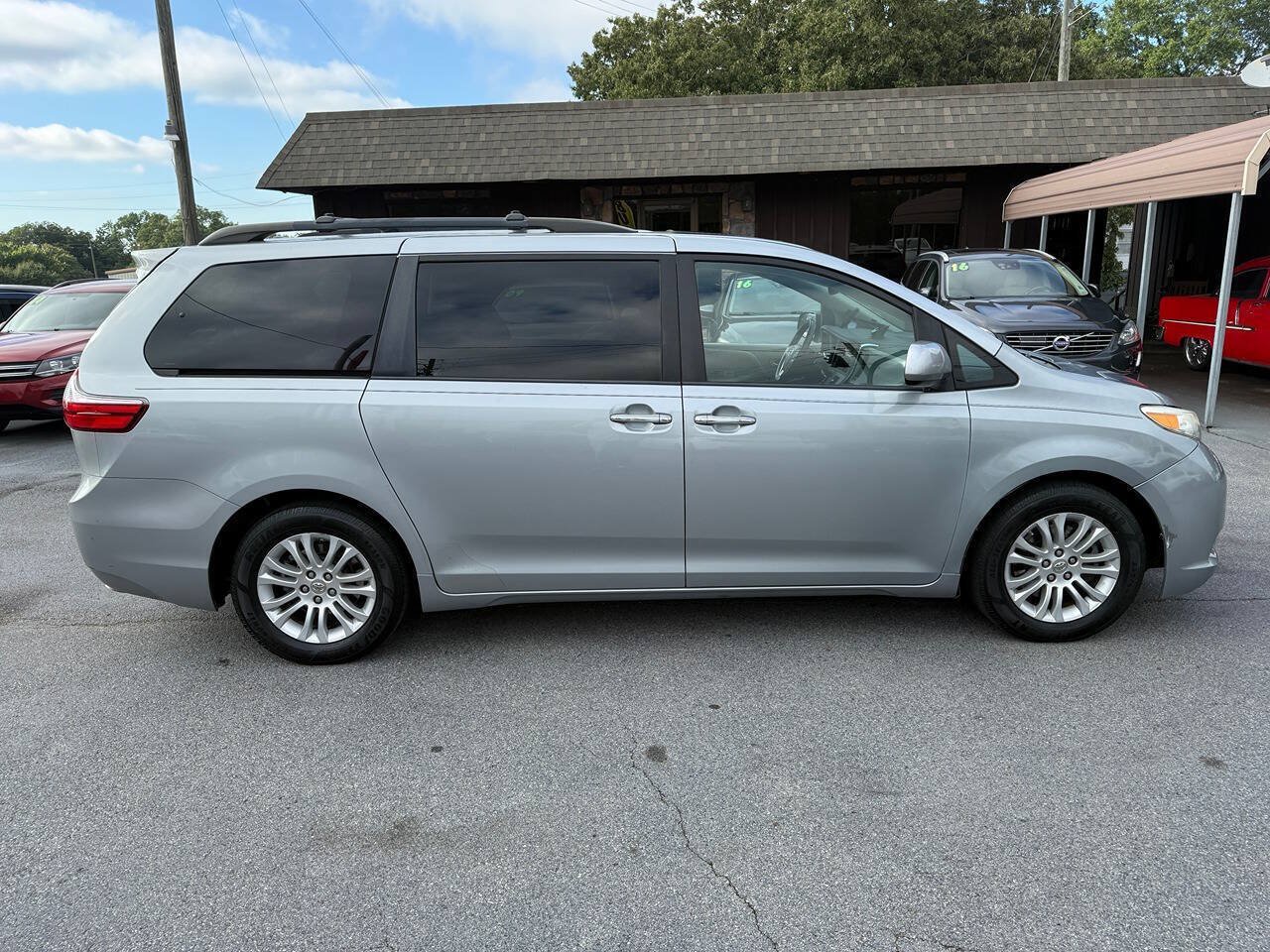 Used 2015 Toyota Sienna XLE FWD image 3