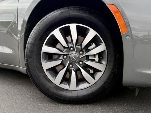 Used 2022 Chrysler Pacifica Touring-L w/ Uconnect Theater Family Group FWD image 9