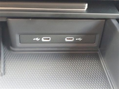 Certified 2025 Volkswagen Atlas Cross Sport SE image 32