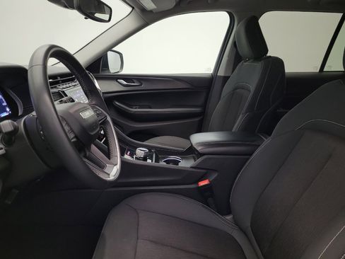 Used 2024 Jeep Grand Cherokee Laredo RWD image 17