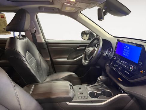 Used 2024 Toyota Highlander XLE FWD image 16