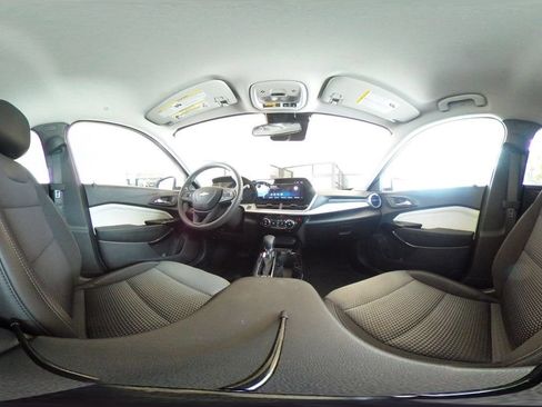Used 2025 Chevrolet Trax LT FWD image 40