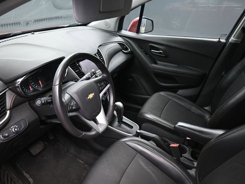Used 2020 Chevrolet Trax LT w/ Sun & Sound Package AWD/4WD image 21