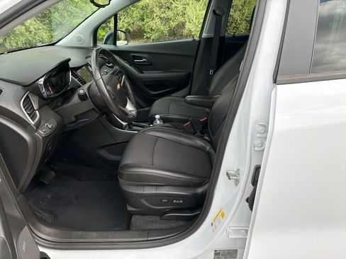 Used 2020 Chevrolet Trax LT w/ Sun & Sound Package FWD image 10