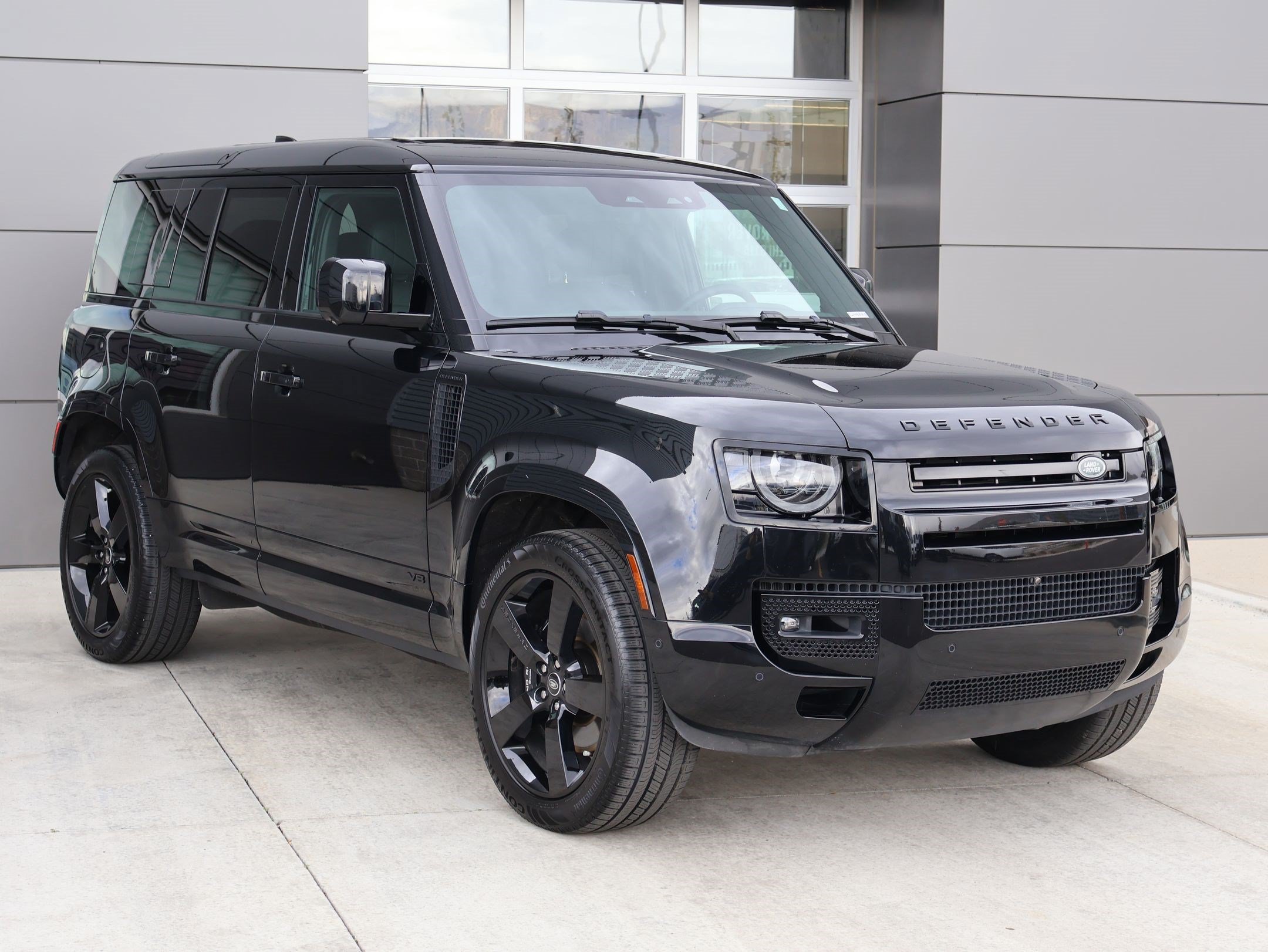 Used 2025 Land Rover Defender 110 V8 AWD/4WD image 3