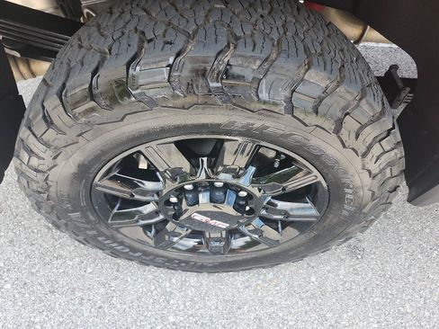 Used 2025 GMC Sierra 2500 AT4 w/ AT4 Premium Plus Package AWD/4WD image 4