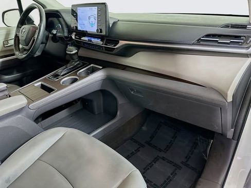 Used 2021 Toyota Sienna XLE image 28