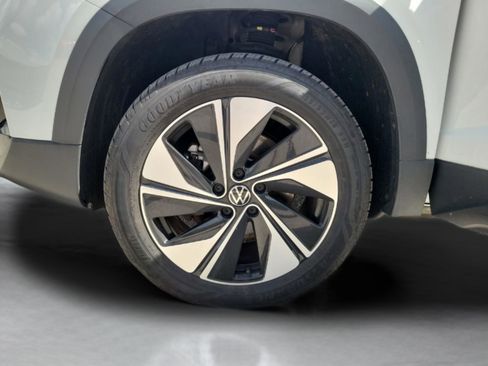 Used 2025 Volkswagen Taos SE AWD/4WD image 32