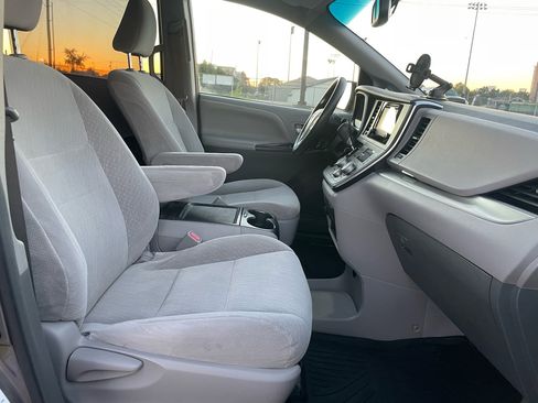 Used 2017 Toyota Sienna LE image 25