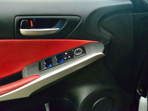 Used 2019 Lexus IS 300 AWD image 9