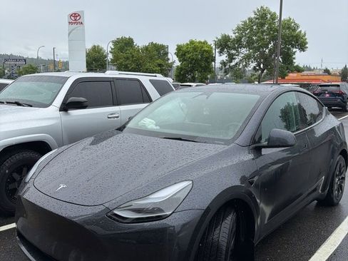 Used 2025 Tesla Model Y Long Range RWD image 2