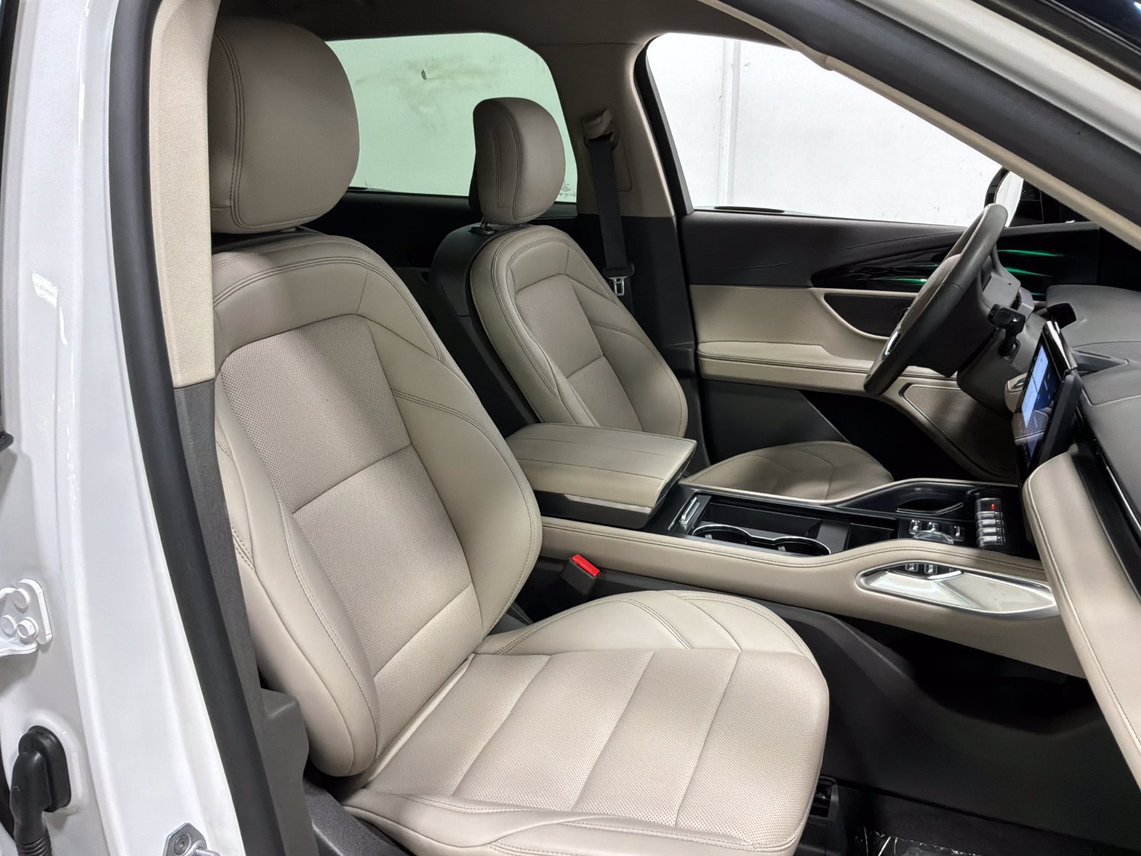 Used 2025 Lincoln Nautilus Premier AWD/4WD image 10