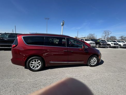 Used 2020 Chrysler Pacifica Touring-L FWD image 3