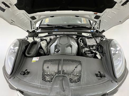 Certified 2022 Porsche Macan AWD/4WD image 33