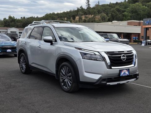 Used 2025 Nissan Pathfinder SL w/ SL Premium Package AWD/4WD image 3