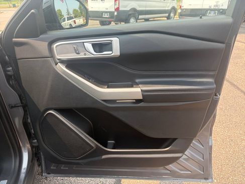Used 2022 Ford Explorer Limited w/ Equipment Group 301A AWD/4WD image 16