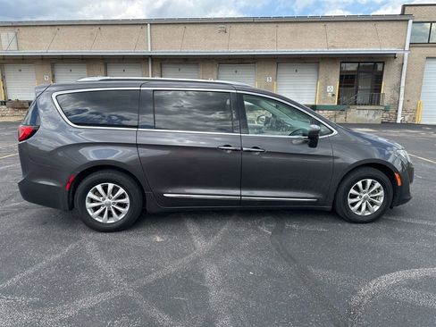 Used 2019 Chrysler Pacifica Touring-L FWD image 4