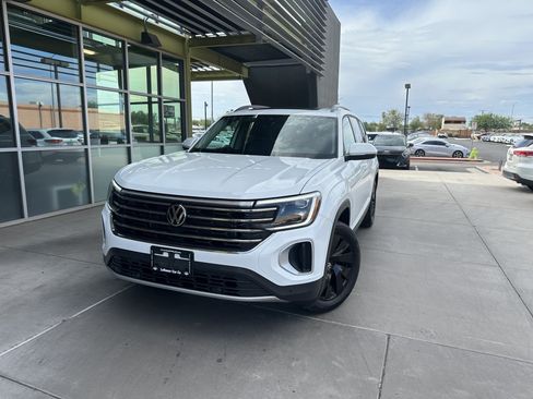 Used 2024 Volkswagen Atlas SE w/ Panoramic Sunroof Package FWD image 2