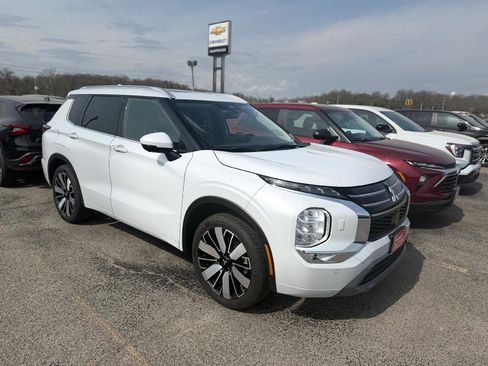 Used 2025 Mitsubishi Outlander SEL image 1