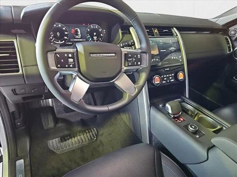 New 2025 Land Rover Discovery S image 17