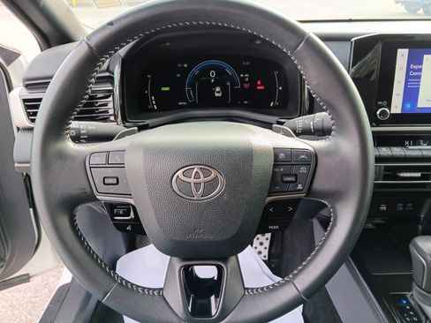 Used 2025 Toyota Camry SE image 19