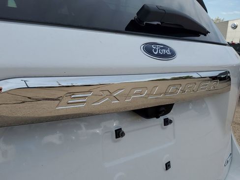 Used 2022 Ford Explorer XLT image 6