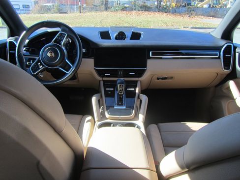 Used 2022 Porsche Cayenne image 12