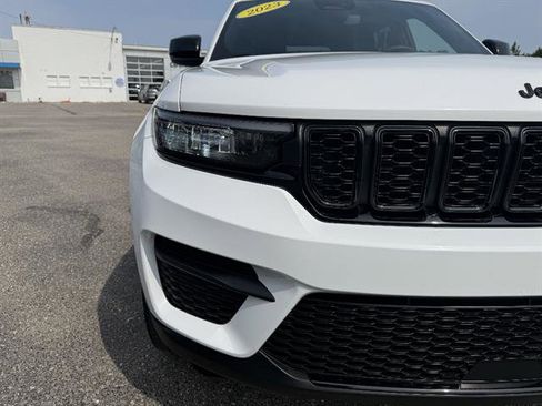 Used 2023 Jeep Grand Cherokee Altitude AWD/4WD image 7