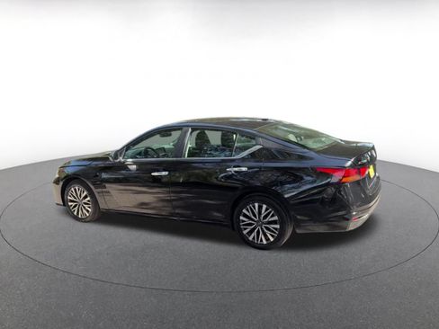 Used 2025 Nissan Altima 2.5 SV FWD image 10
