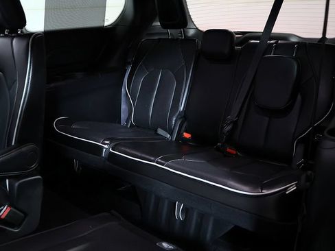 Used 2025 Chrysler Pacifica Limited FWD image 14