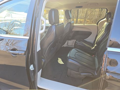 Used 2024 Chrysler Pacifica Touring-L image 25