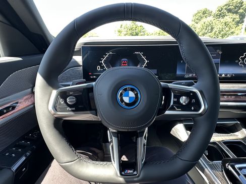 Used 2025 BMW i7 eDrive50 w/ M Sport Package RWD image 17