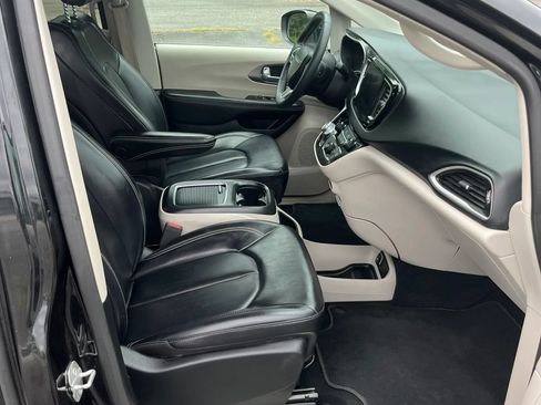 Used 2023 Chrysler Pacifica Touring-L FWD image 22
