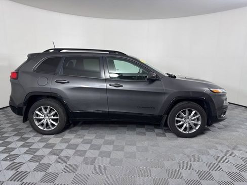 Used 2018 Jeep Cherokee Latitude image 2