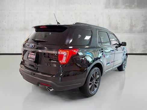 Used 2018 Ford Explorer XLT w/ Equipment Group 202A image 5