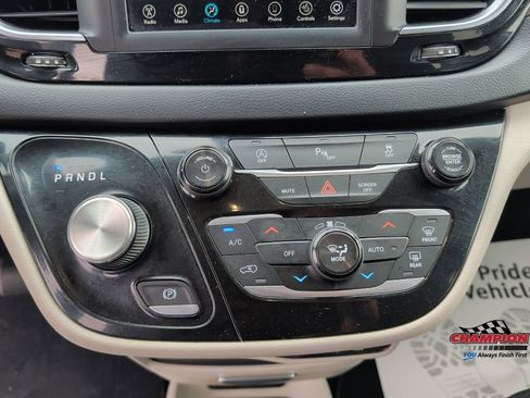 Used 2018 Chrysler Pacifica Touring-L FWD image 21