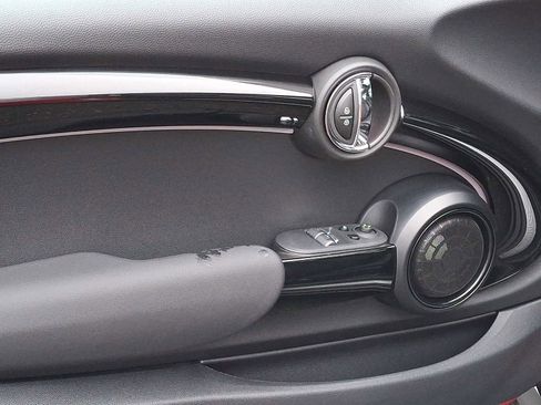 Certified 2024 MINI Cooper SE image 11