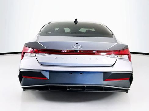 Used 2025 Hyundai Elantra SEL image 5