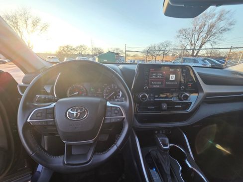 Used 2022 Toyota Highlander XLE image 19