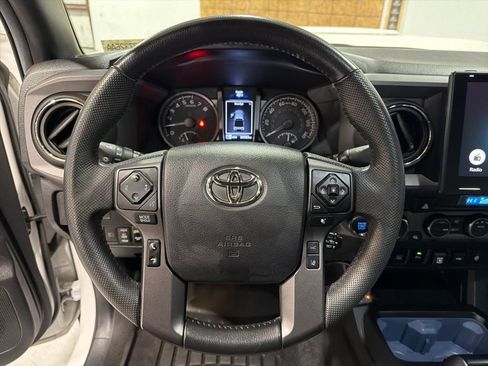 Used 2022 Toyota Tacoma TRD Sport w/ Technology Package image 16