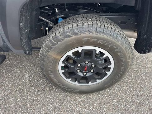 Used 2025 Toyota Tacoma TRD Off-Road image 11