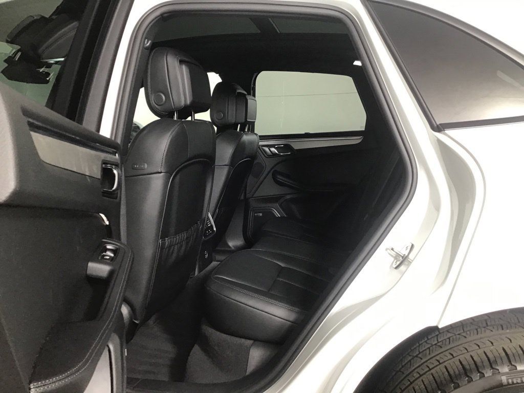 Certified 2026 Porsche Macan AWD/4WD image 28