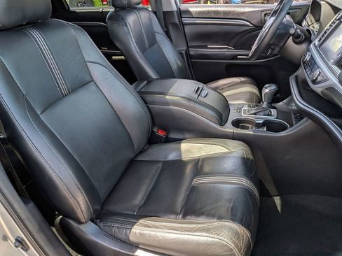 Used 2018 Toyota Highlander SE FWD image 28