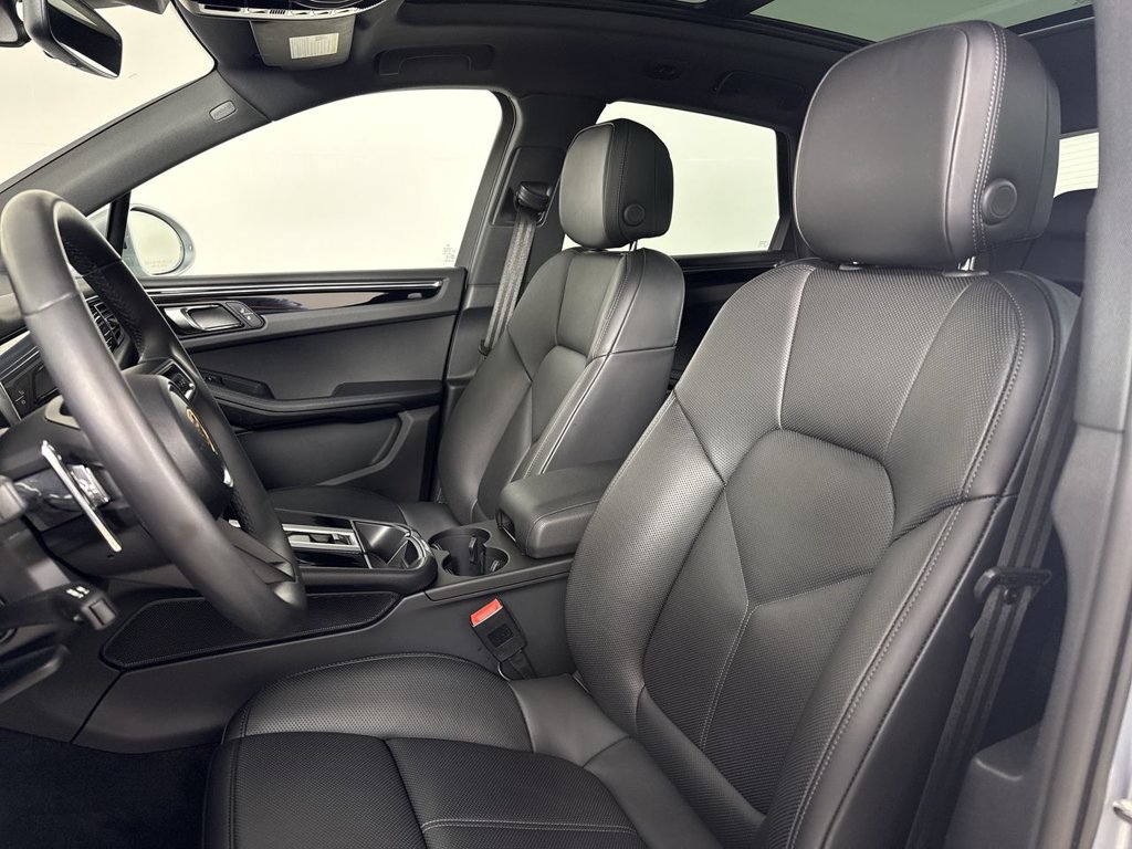 Certified 2026 Porsche Macan AWD/4WD image 5
