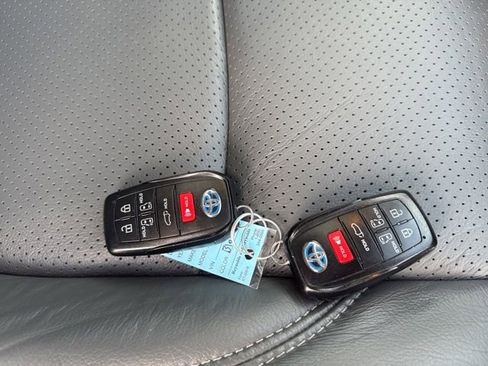 Used 2023 Toyota Sienna XSE w/ XSE Plus Package image 5