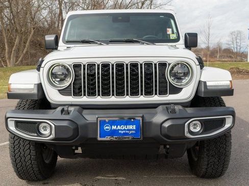 Used 2024 Jeep Wrangler Unlimited Sahara AWD/4WD image 3