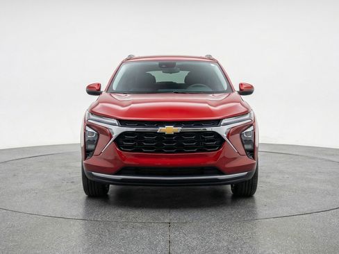 Used 2025 Chevrolet Trax LT FWD image 2