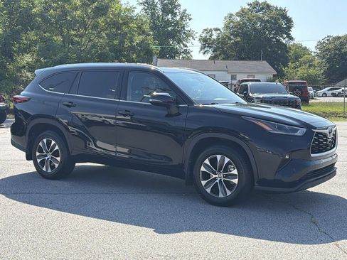 Used 2021 Toyota Highlander XLE AWD/4WD image 10