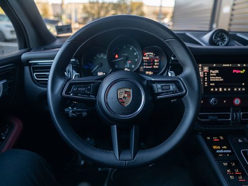 Used 2025 Porsche Macan image 6