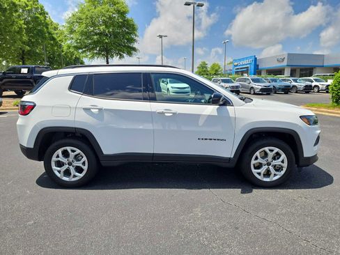 Used 2025 Jeep Compass Latitude AWD/4WD image 5